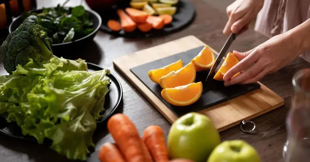 A adoção de pequenos hábitos no cotidiano pode fazer a diferença, como uma alimentação mais saudável e equilibrada.