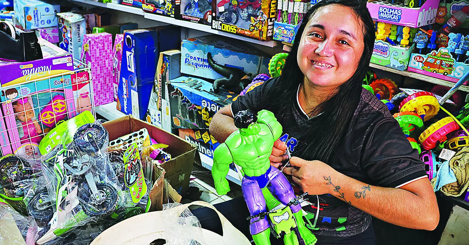 Kaety diz que brinquedos populares atraem clientes.