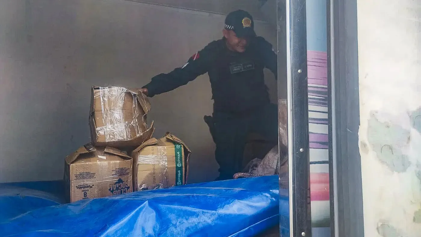 PM apreendendo a droga encontrada no caminhão