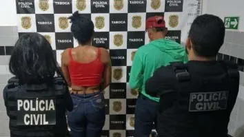 Casal sendo apresentado pela Polícia Civil