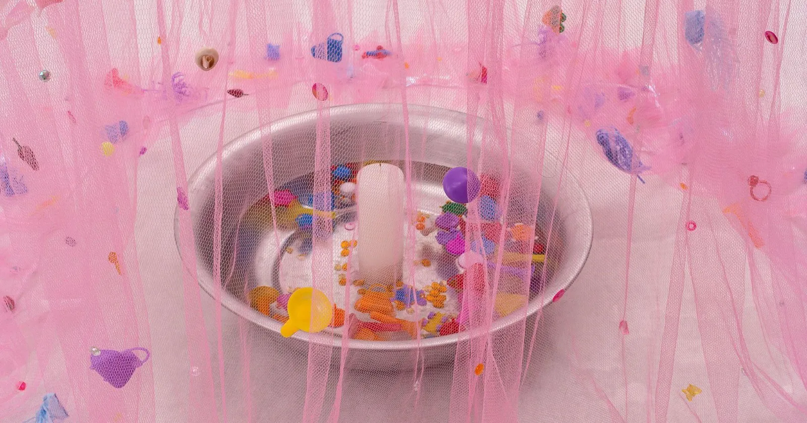 A mostra, com entrada gratuita, fica aberta ao público até 23 de janeiro de 2026, de segunda a sexta-feira, das 9h às 17h.