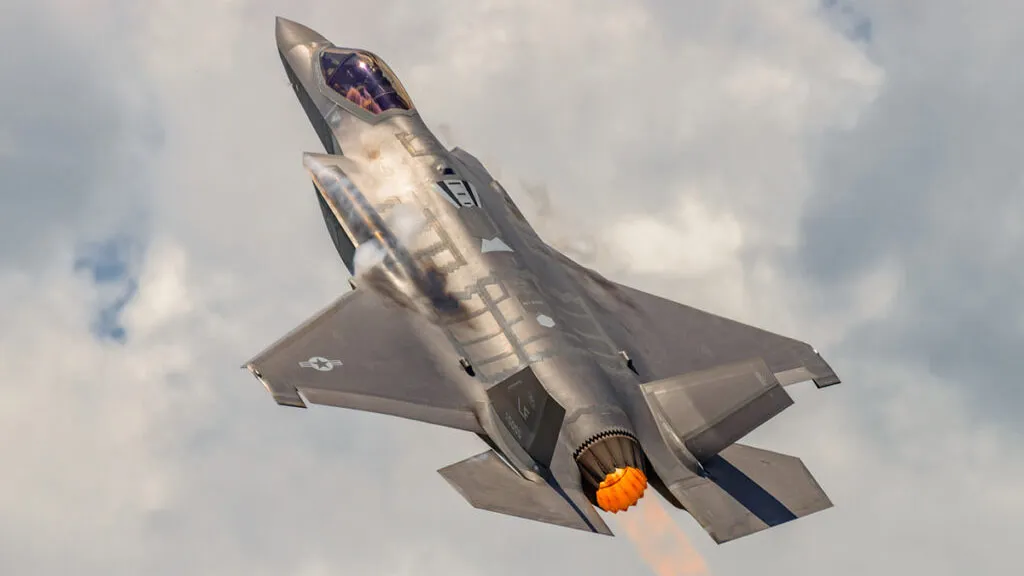 Como armas de última geração com especialização em ataque em terra, os F-35 supostamente serão empregados contra bases.
