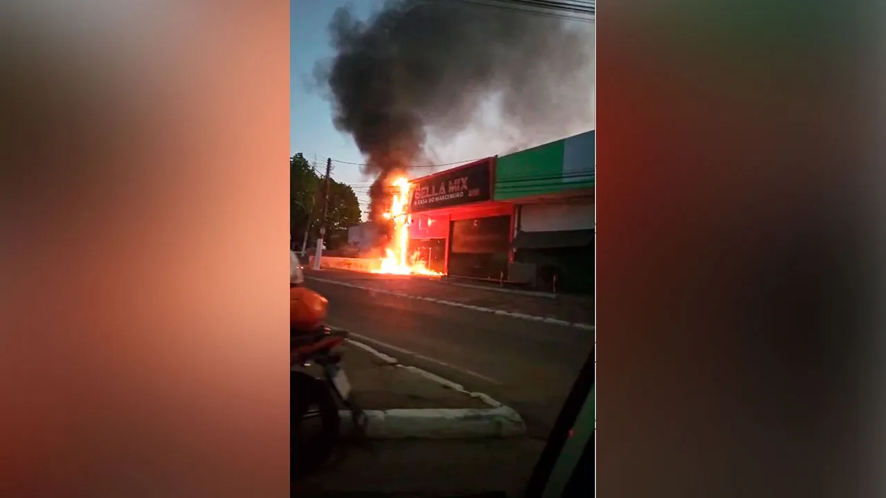 O fogo na loja chamou a atenção no início da noite desta terça-feira (2) na Nova Marabá
