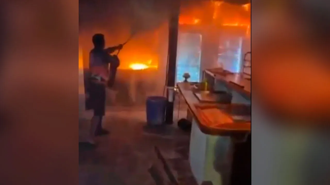 O fogo começou na área interna do estabelecimento e foi controlado antes de causar maiores danos