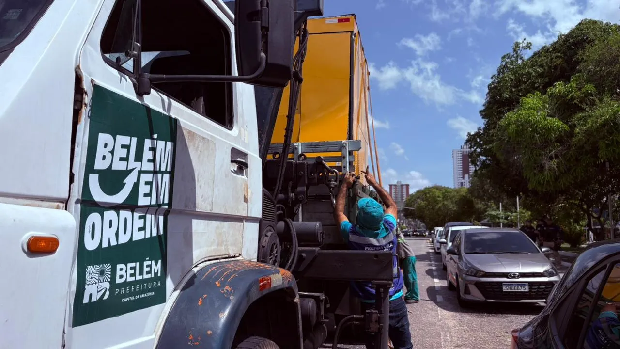 Quatro trailers foram retirados de duas vias do bairro do Marco, onde estavam instalados de forma irregular.