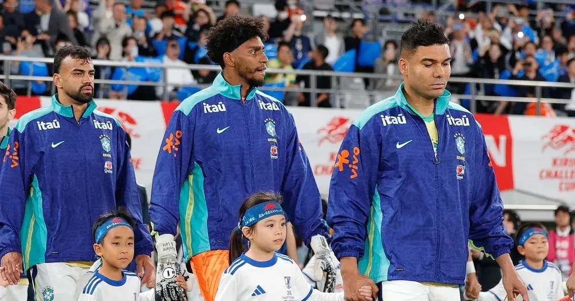 Fabrício Bruno (esquerda) e Hugo Souza (centro) foram apontados como culpados por torcedores. Casemiro (direita) foi titular nos dois amistosos