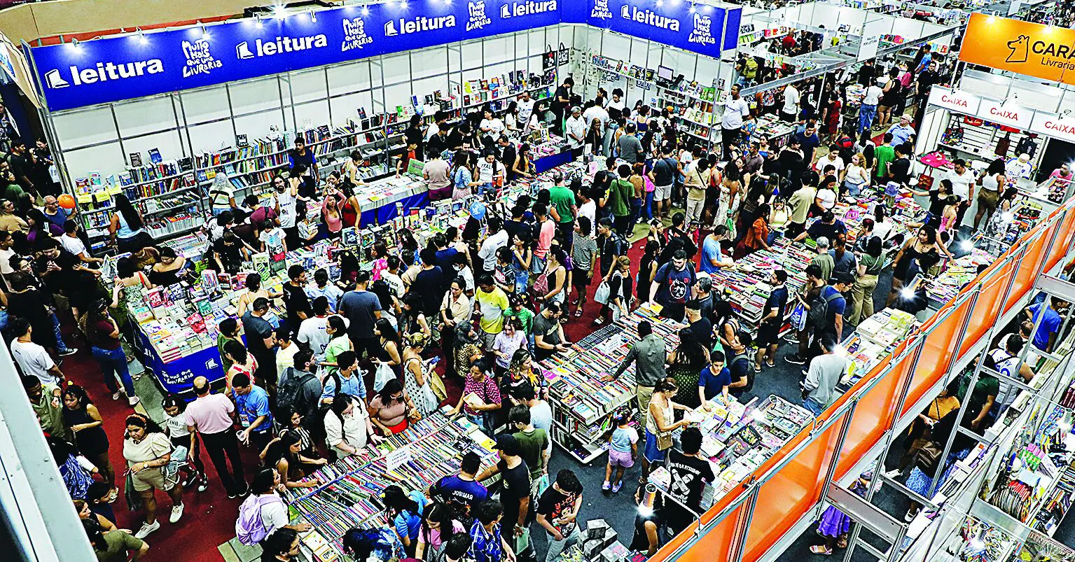 Feira do Livro: inúmeras ofertas e promoções levaram centenas de pessoas para as últimas horas da edição de 2025.