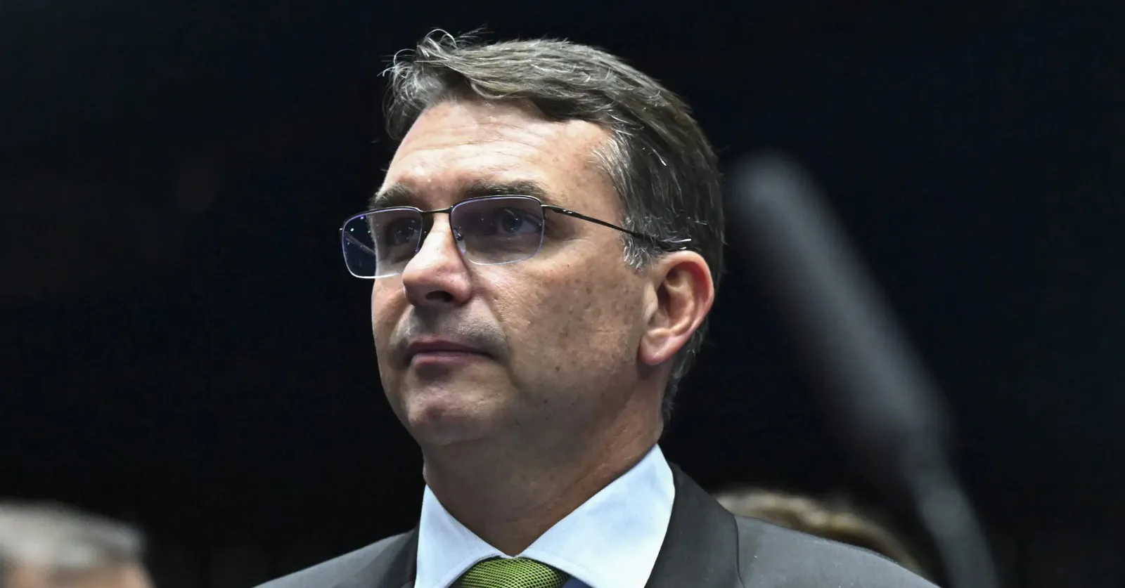 Flávio Bolsonaro se prepara para a corrida presidencial, enquanto Tarcísio de Freitas enfrenta pressão.