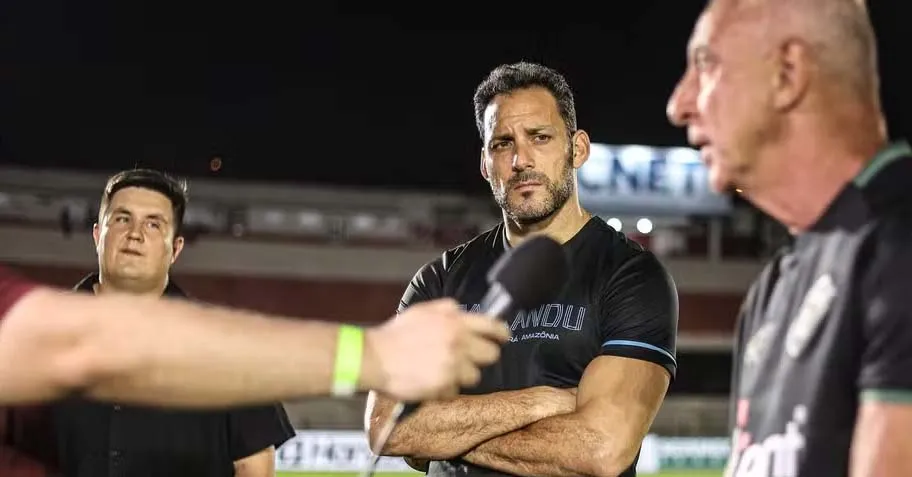 Frontini (braços cruzados) sabe que o Papão está por um fio