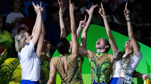 Meninas comemoram a conquista inédita