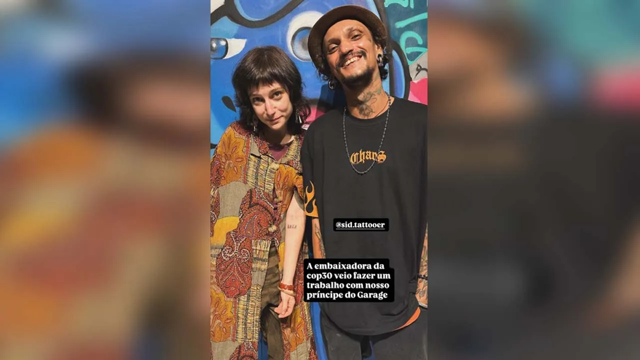 O tatuador registrou o momento com a "embaixadora"