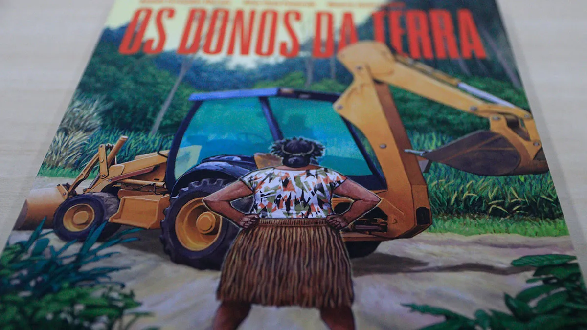 TRAÇO DE LUTA: Capa de Os donos da terra destaca a união entre a ancestralidade Tupinambá e a resistência política na Serra do Padeiro.
