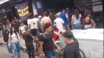 Curiosos aglomeraram o local do crime