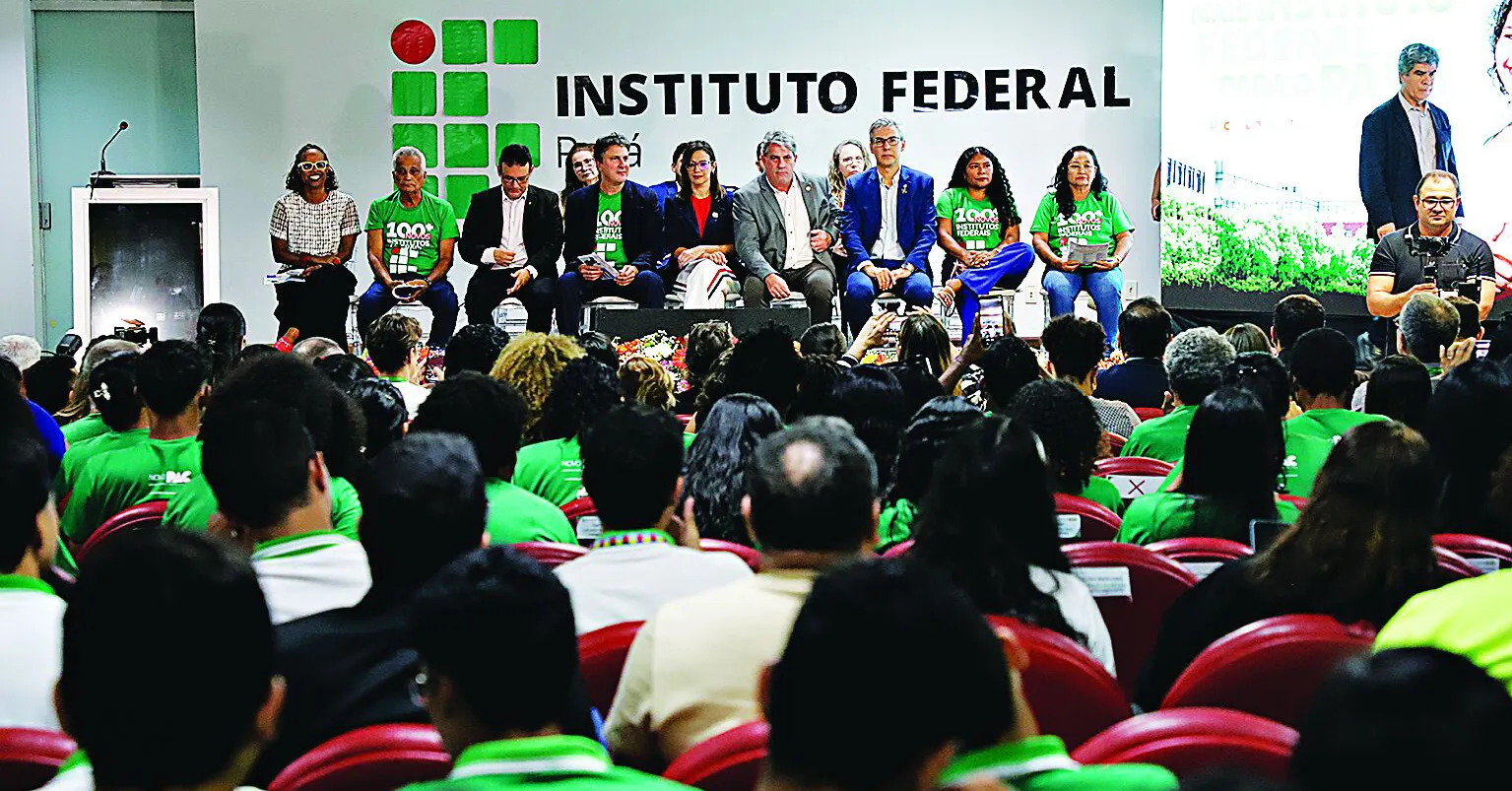 O ministro Camilo Santana participou da entrega de certificados para turmas formadas pelo Pronatec