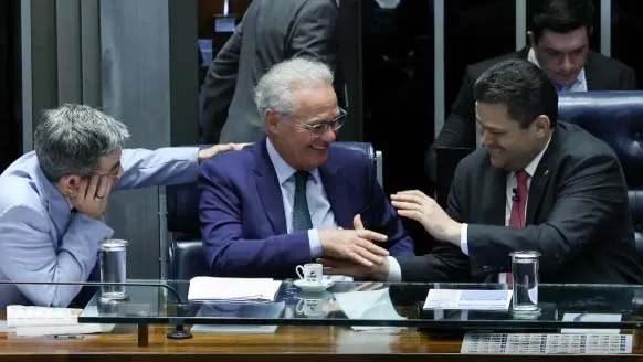 Senadores comemoram aprovação do projeto