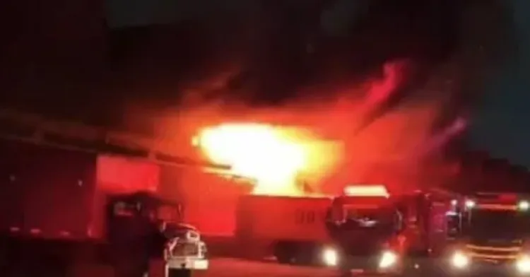 Ao menos 80 bombeiros de 15 unidades operacionais estiveram no local para controlar as chamas