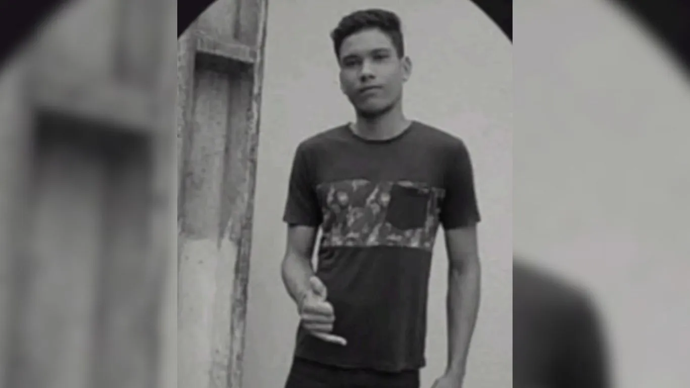 Marcos foi surpreendido por um homem ainda não identificado, que o atacou com vários golpes de faca.