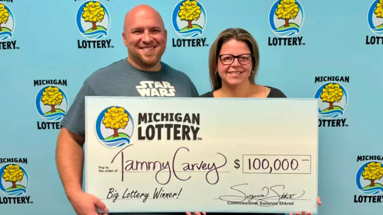 Tammy Carvey e seu marido, David, segurando o 'cheque' de US$ 100.000