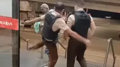 Segurança chuta o homem na entrada do supermercado