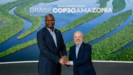 A diferença de altura entre os presidentes é evidente