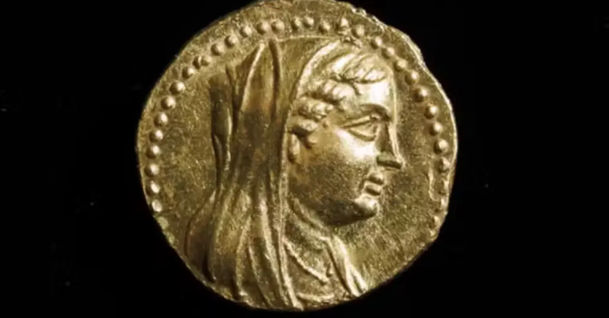 O artefato é um quarto de dracma de ouro puro (99,3%), datado de 246 a 241 a.C., período do reinado de Ptolemeu III, marido da rainha.
