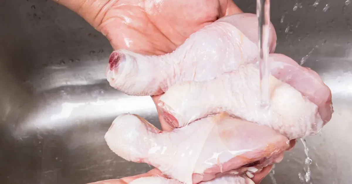 De acordo com a OMS, o manuseio incorreto de carnes cruas é uma das principais fontes de contaminação alimentar.