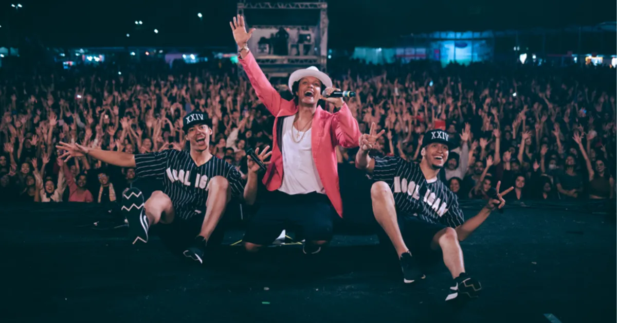 A apresentação será comandada pelo cantor e performer Johnny Matos, acompanhado da banda Georocks.