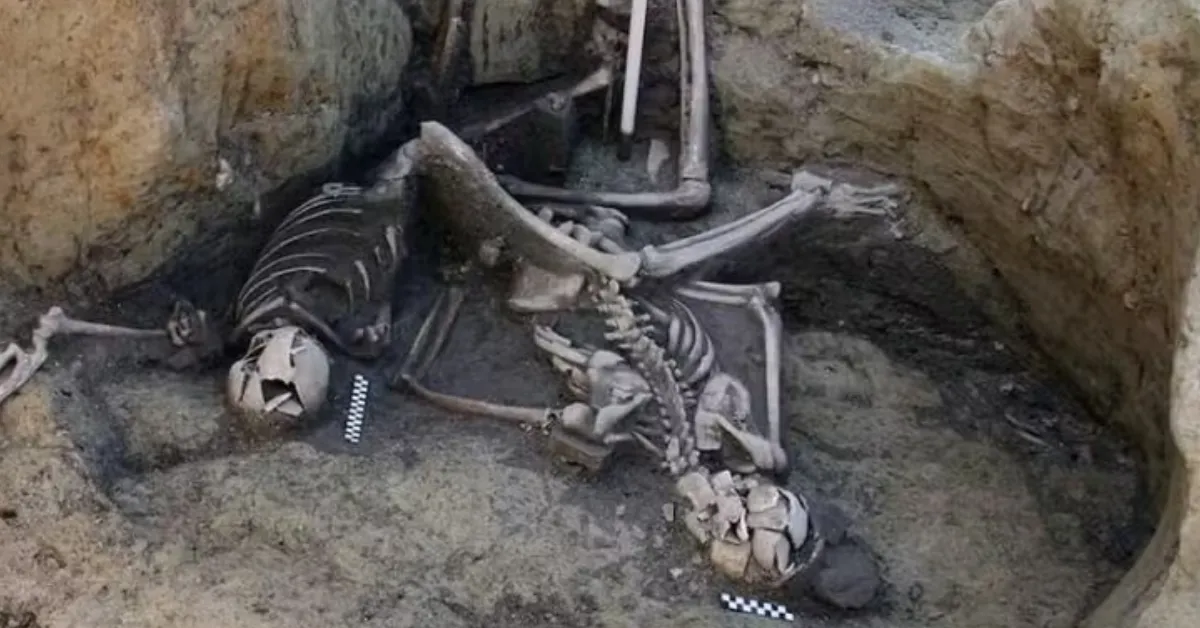 A datação por radiocarbono e uma moeda encontrada entre os ossos, cunhada em 251 d.C., reforçam a hipótese de que o sepultamento ocorreu na segunda metade do século III.