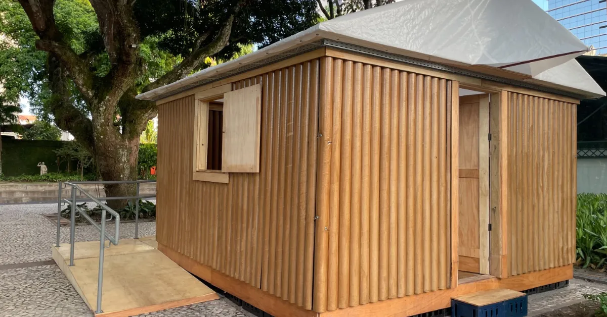 A obra faz parte da iniciativa Disaster Relief, criada por Shigeru Ban após o terremoto de Hanshin-Awaji, ocorrido no Japão em 1995.