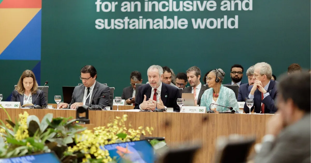 As discussões envolvem termos e siglas técnicos, usados para definir compromissos, mecanismos financeiros e estratégias de mitigação e adaptação.