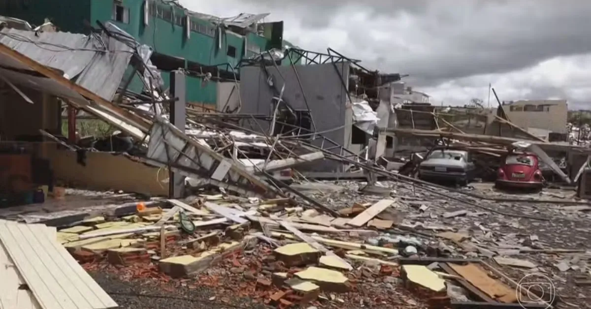 A cidade, que fica a aproximadamente 400 quilômetros de Curitiba, teve casas, comércios e prédios públicos destruídos.