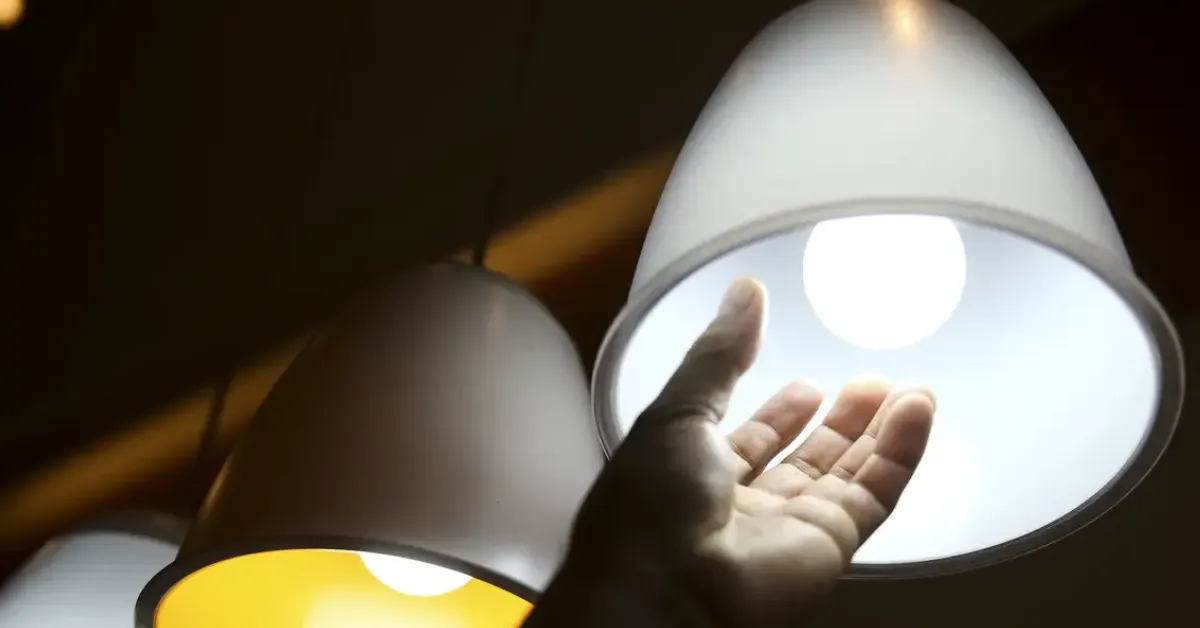 Os serviços incluem substituição de postes e componentes, inspeções, ampliação de rede e implantação de tecnologias.