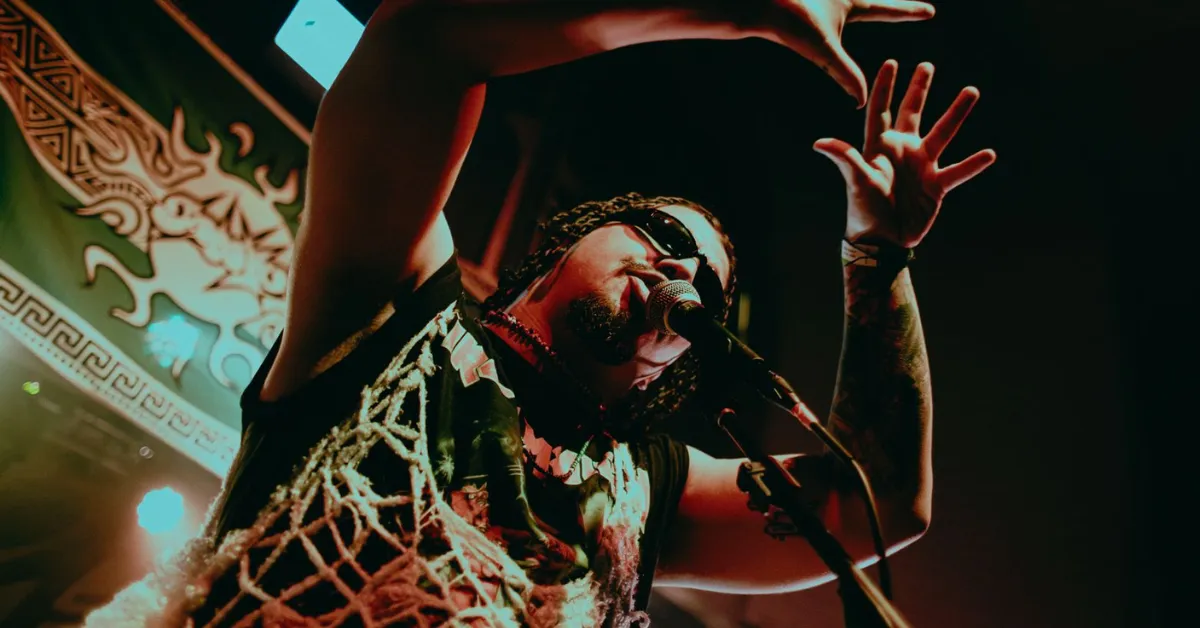 O grupo, que lançou o álbum “MANAUERO” em abril pela gravadora Deck, circulou por diferentes cidades brasileiras ao longo do ano.