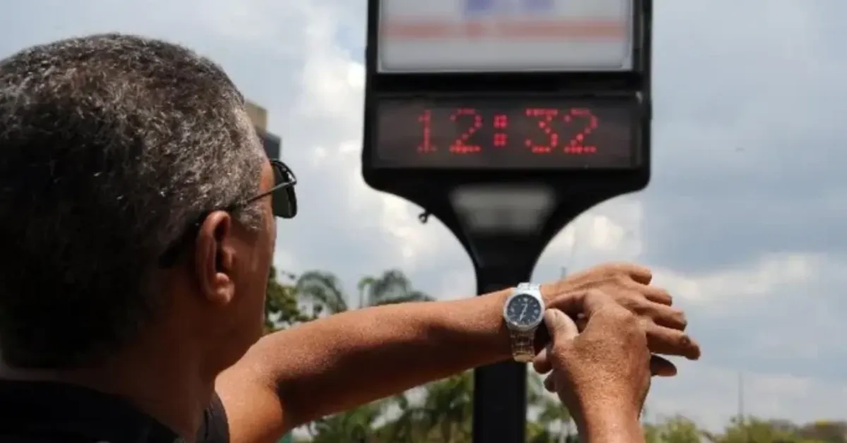O Horário de Verão consiste no adiantamento de uma hora nos relógios em parte do país