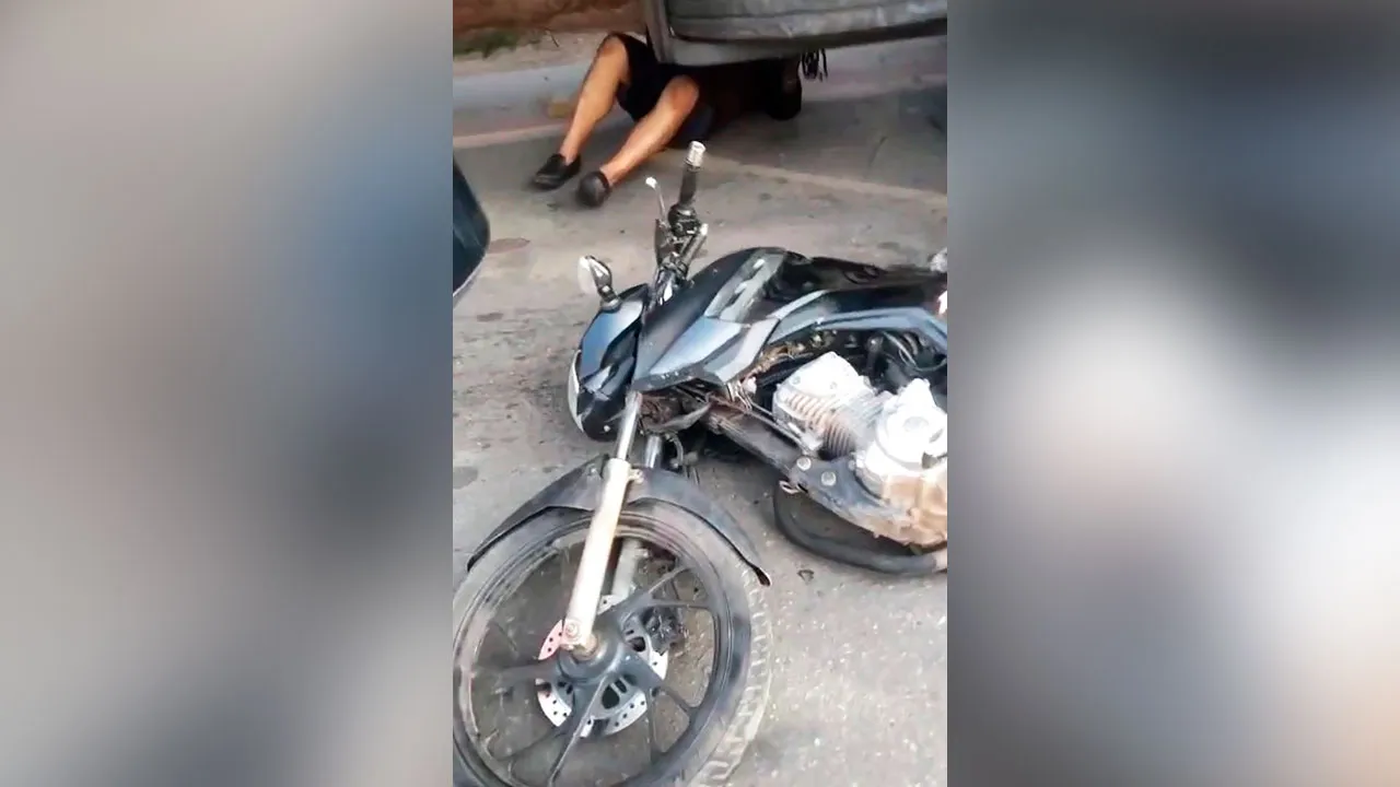Momento em que populares entraram embaixo da carreta para retirar a moto que ficou embaixo do veículo