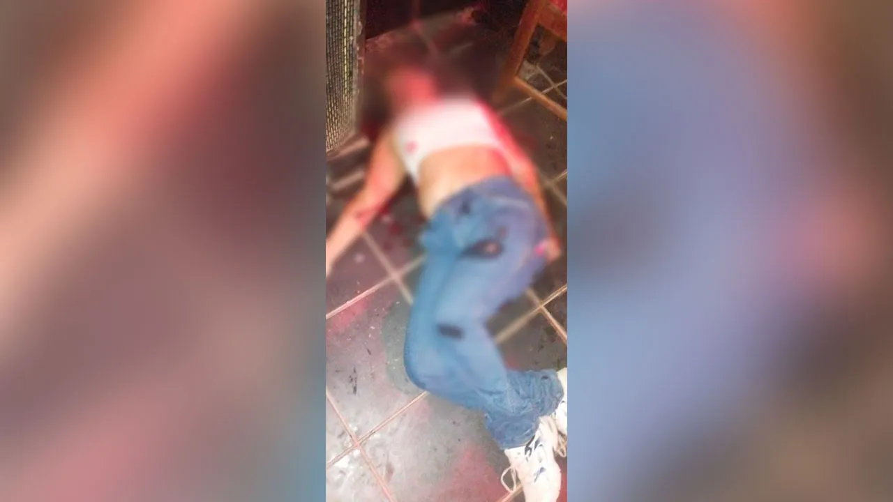Ao chegarem, os policiais encontraram Joyce já sem vida, caída no chão.