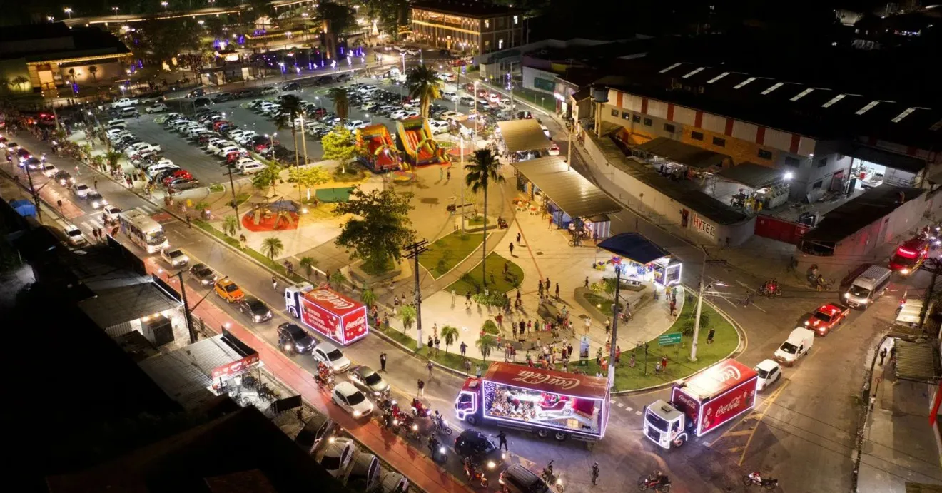 Em Belém, Caravana da Solar Coca-Cola percorre bairros com caminhões iluminados e participação de Papai Noel e Mamãe Noel.