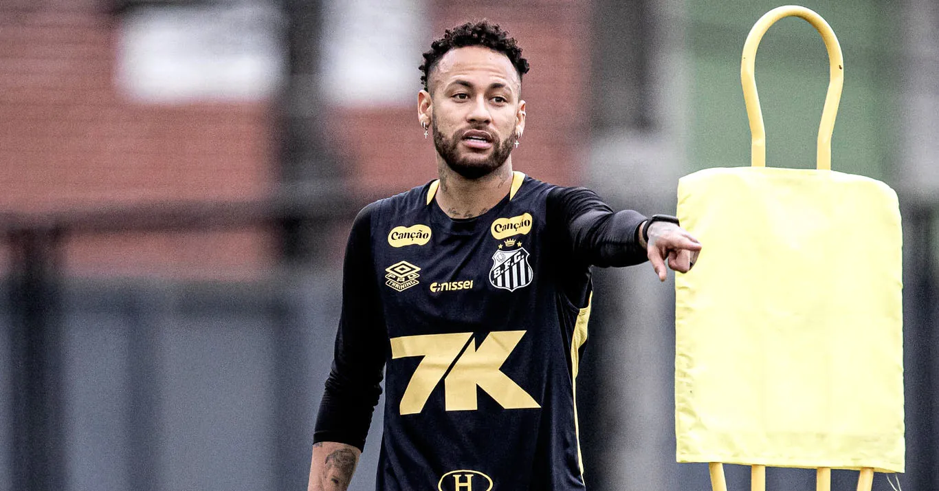 Atacante vai começar no banco.