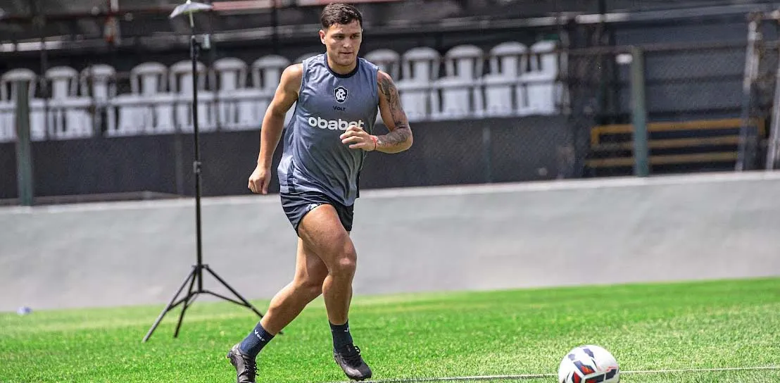 Atacante foi titular na campanha do acesso