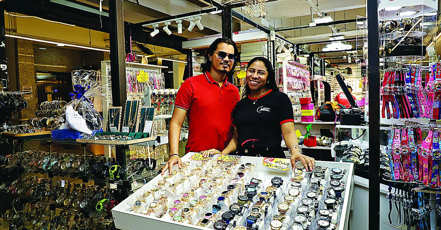 Scarlatt e Luiz Moraes são proprietários do Atacadão dos Relógios, que fica dentro de uma galeria no centro comercial da capital.