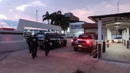 Policiais Civis durante operação contra influenciadores