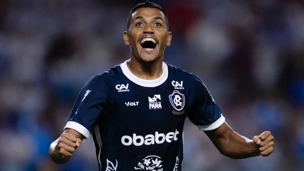 Pedro Rocha comemora gol pelo Remo na Série B.