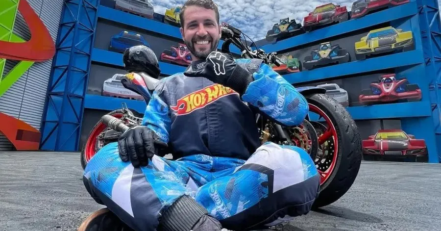 O acidente ocorreu durante a tarde, diante do público que assistia ao espetáculo.