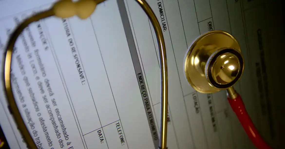 A médica ressalta, contudo, que o implante não é indicado para todas e que cada paciente deve passar por avaliação médica individualizada.