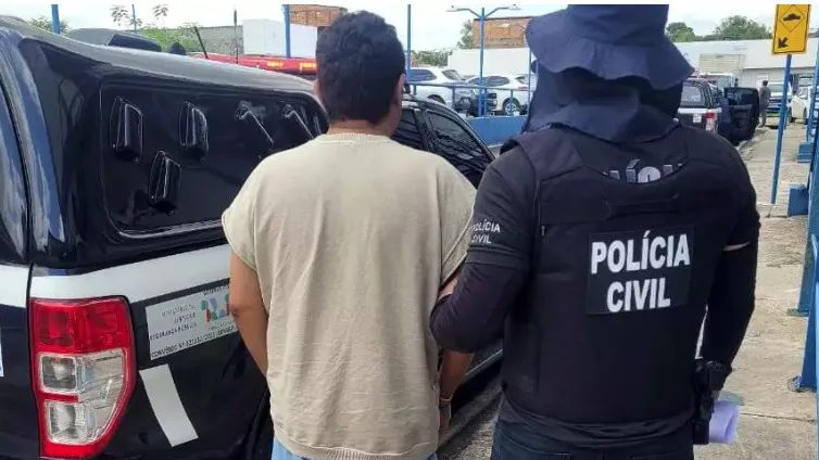 Professor conduzido pelos policiais