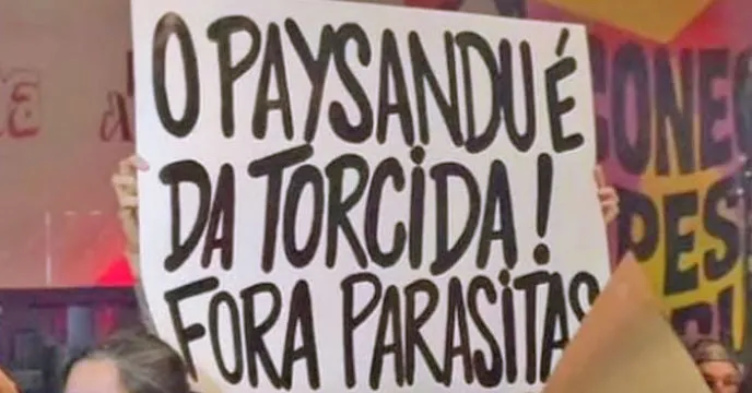 Torcida bicolor cobra respostas em novo protesto contra a diretoria do Paysandu.