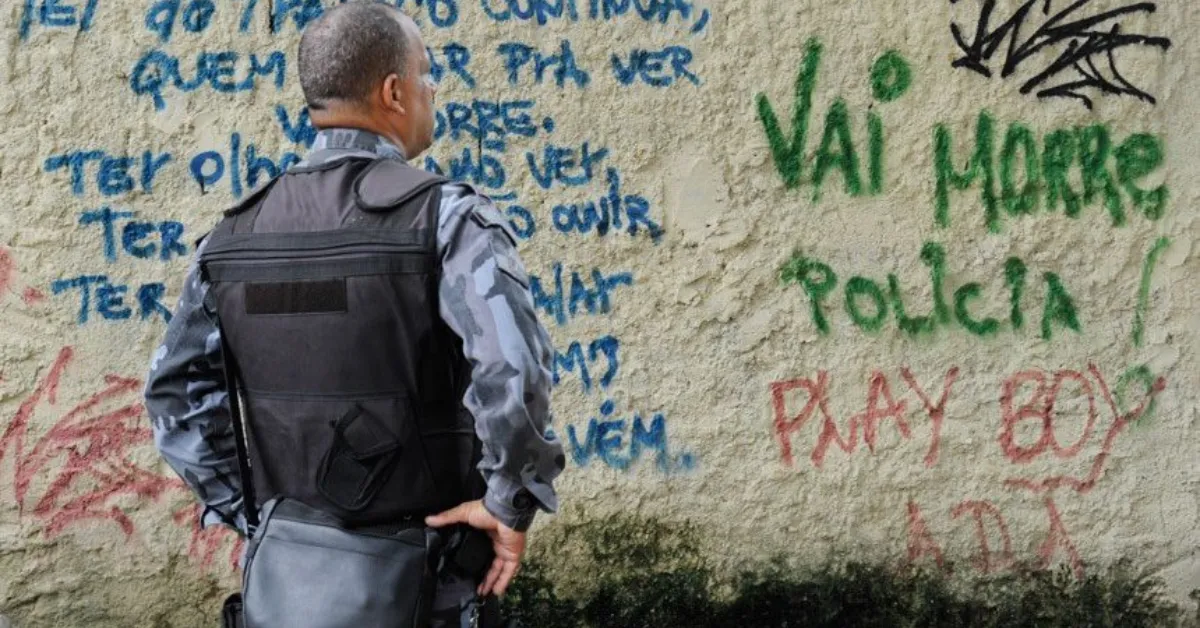 Brasil registra 129 mortes de policiais em 2025, com Rio de Janeiro liderando. Violência contra segurança pública afeta mais da metade do país.