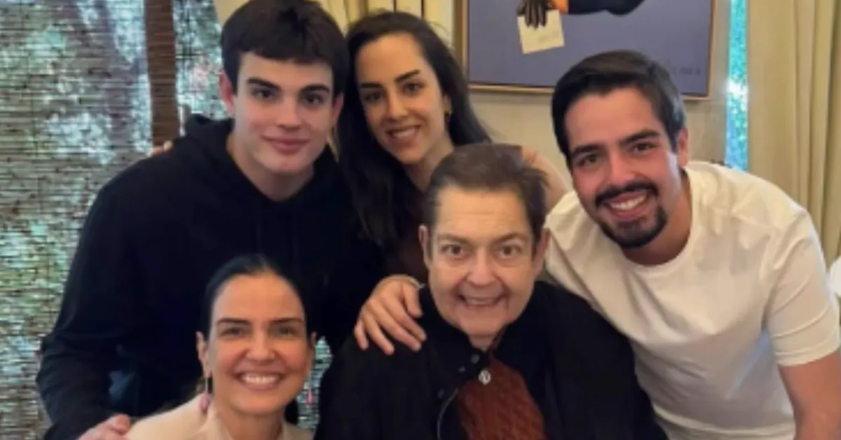 Filho de Fausto Silva usou suas redes sociais para compartilhar registros ao lado do pai, mãe e irmãos