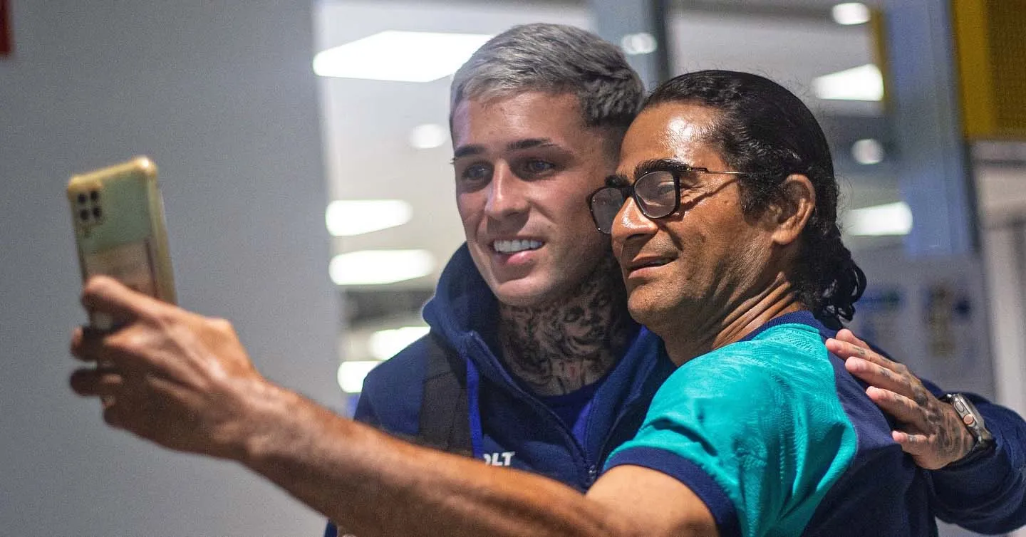 Torcedor tira foto com Diego Hernández na chegada a Cuiabá