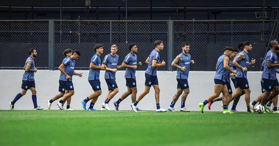 Leão volta aos treinos após folga na segunda